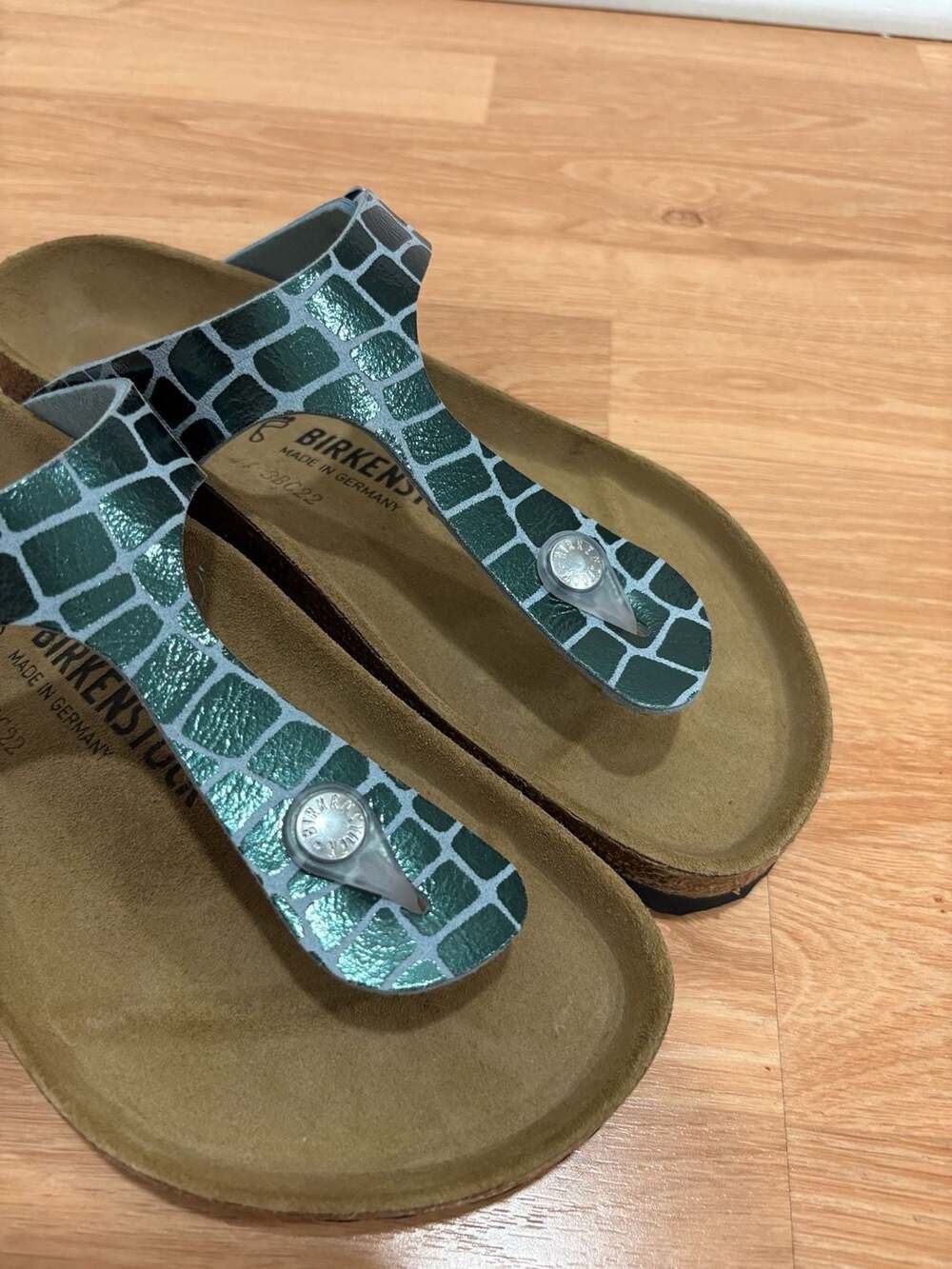 Birkenstock Gizeh Green Crocodile Embossed Sandals Size 38 - Picture 4 of 4